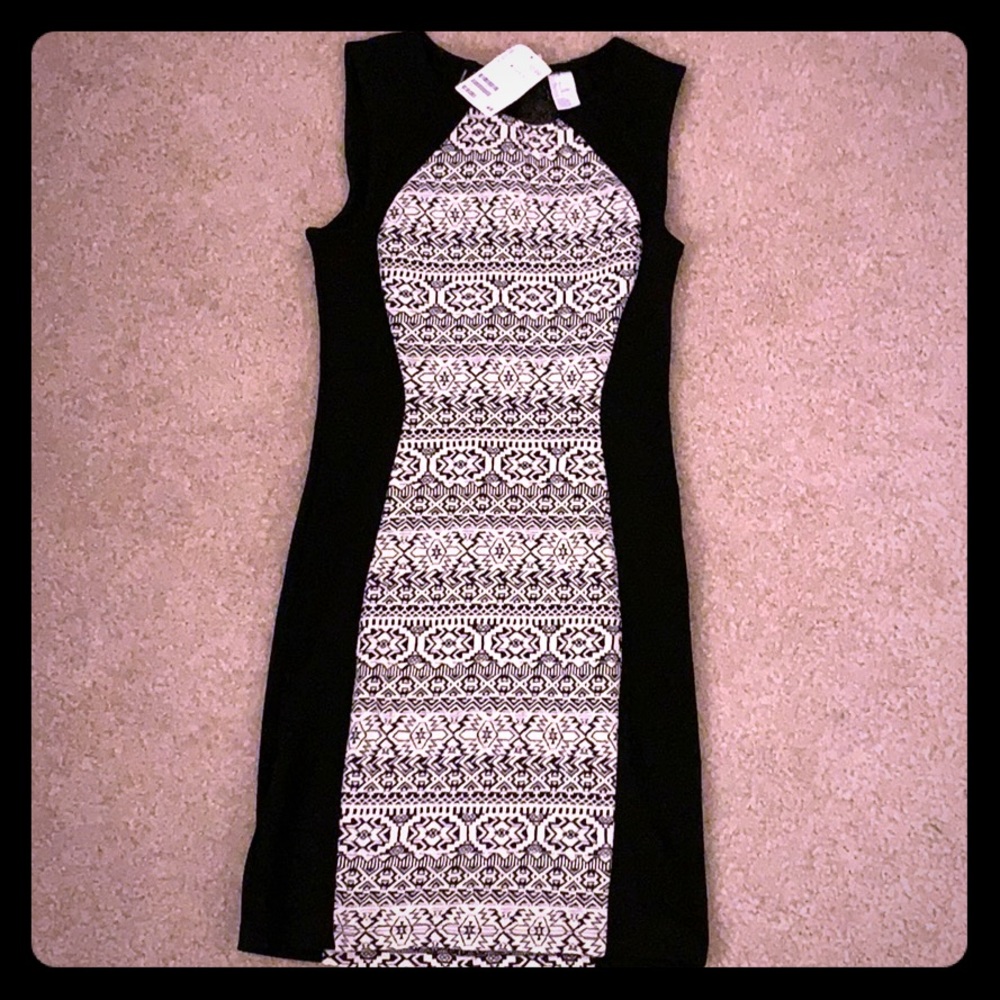 💗H&M- Cute black/white slimming dress!